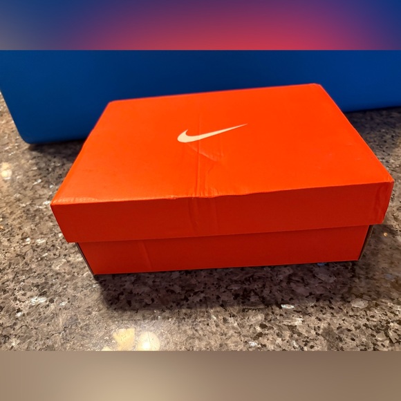 Empty Nike JR SUPERFLY 6 CLUB CR7 TF
4.5 Y - Picture 1 of 4